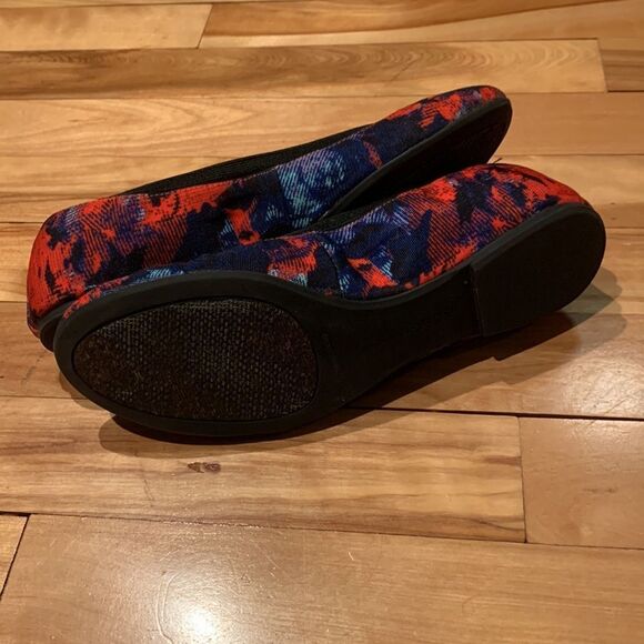 BCBGENERATION print fabric flats. Elastic edge. Nonslip forefoot sole Size 6 1/2 - Picture 5 of 6